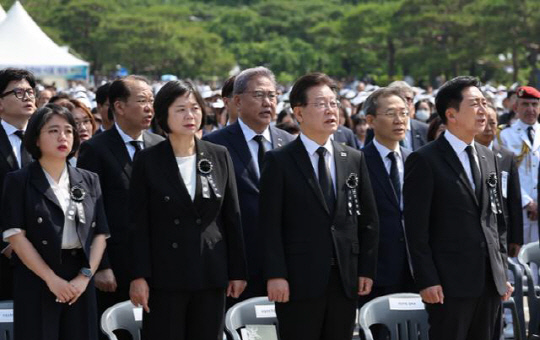 여야 의원들이 6일 서울 동작구 국립서울현충원에서 열린 제68회 현충일 추념식에서 애국가를 부르고 있다. 오른쪽부터 김기현 국민의힘 대표, 이재명 더불어민주당 대표, 이정미 정의당 대표, 용혜인 기본소득당 의원. <연합뉴스>